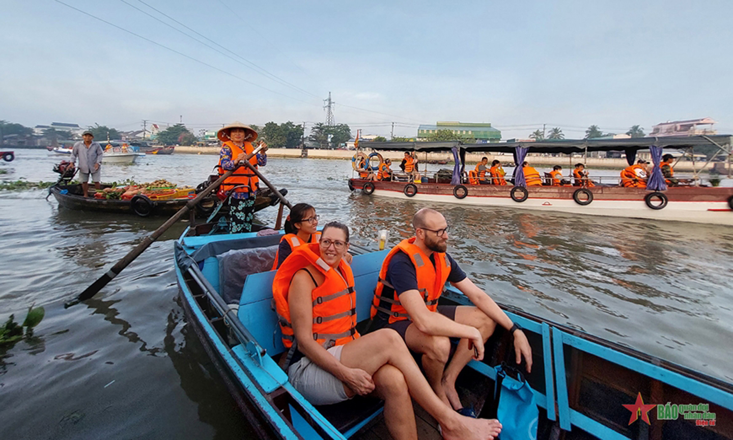 Chợ nổi Cái Răng trở thành điểm đến du lịch mỗi khi du khách đến Cần Thơ.