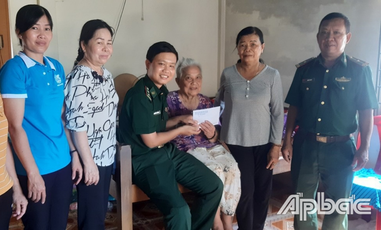 Trung úy Đặng Quốc Cường thăm, tặng quà cho hộ gia đình chính sách, người già neo đơn có hoàn cảnh khó khăn trên địa bàn.