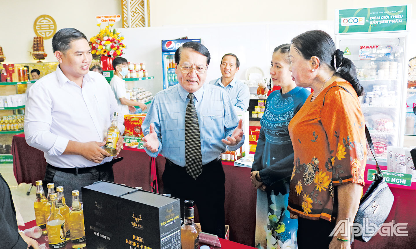 Đại biểu tham quan Điểm giới thiệu và bán sản phẩm OCOP tỉnh Tiền Giang tại cửa hàng của Công ty TNHH TMDV Trí Sơn (địa chỉ: Số 1279, Quốc lộ 50, xã Đạo Thạnh, TP. Mỹ Tho).