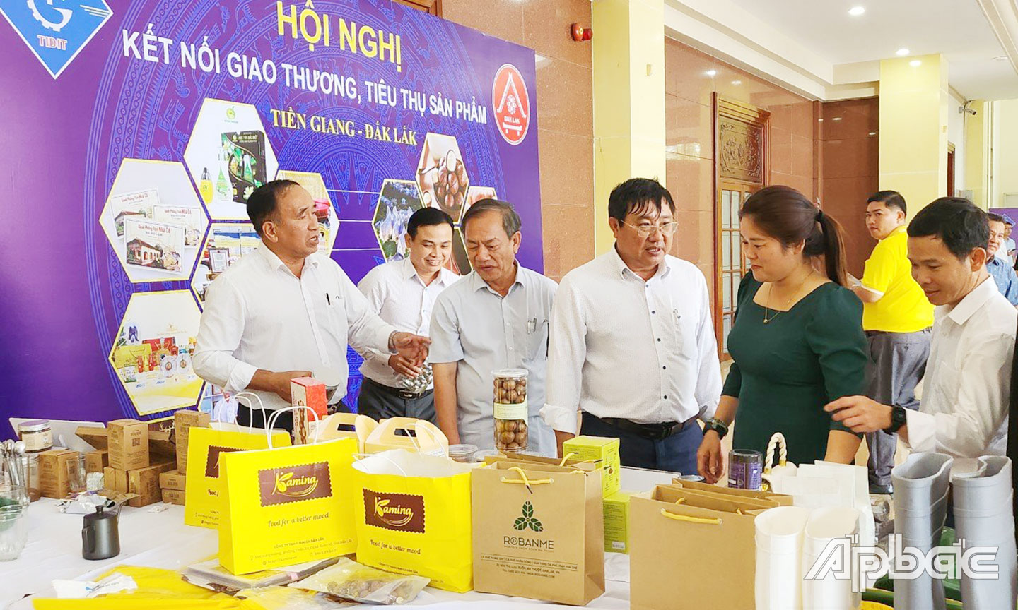Đại biểu tham quan các sản phẩm trưng bày của doanh nghiệp tại Hội nghị kết nối giao thương, tiêu thụ sản phẩm giữa tỉnh Tiền Giang và tỉnh Đắk Lắk.
