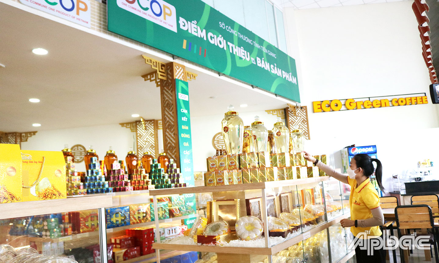Điểm giới thiệu và bán sản phẩm OCOP tỉnh Tiền Giang tại cửa hàng của Công ty TNHH TMDV Trí Sơn (địa chỉ: Số 1279, Quốc lộ 50, xã Đạo Thạnh, TP. Mỹ Tho).