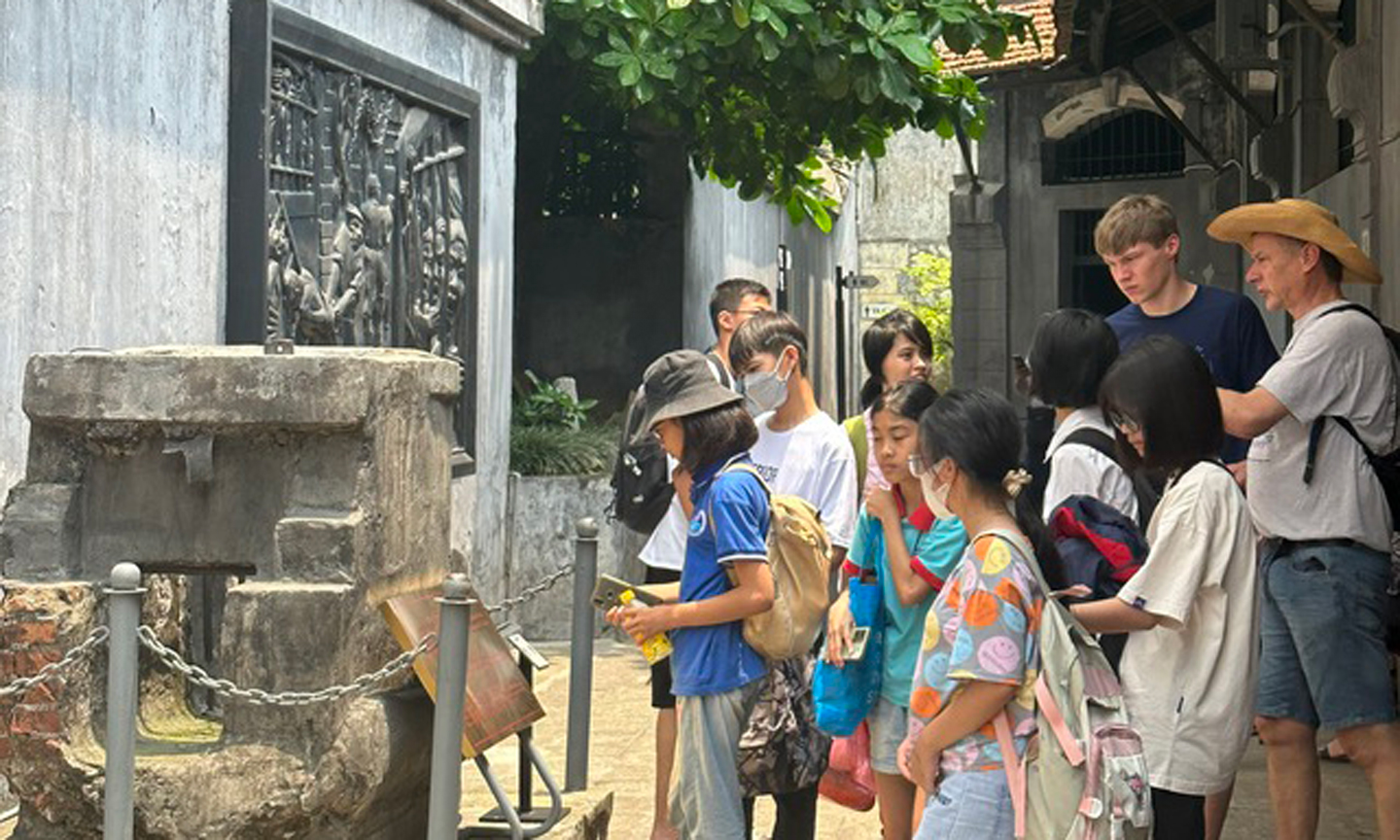 Du khách thăm Nhà tù Hỏa Lò - Ảnh: VGP/DA