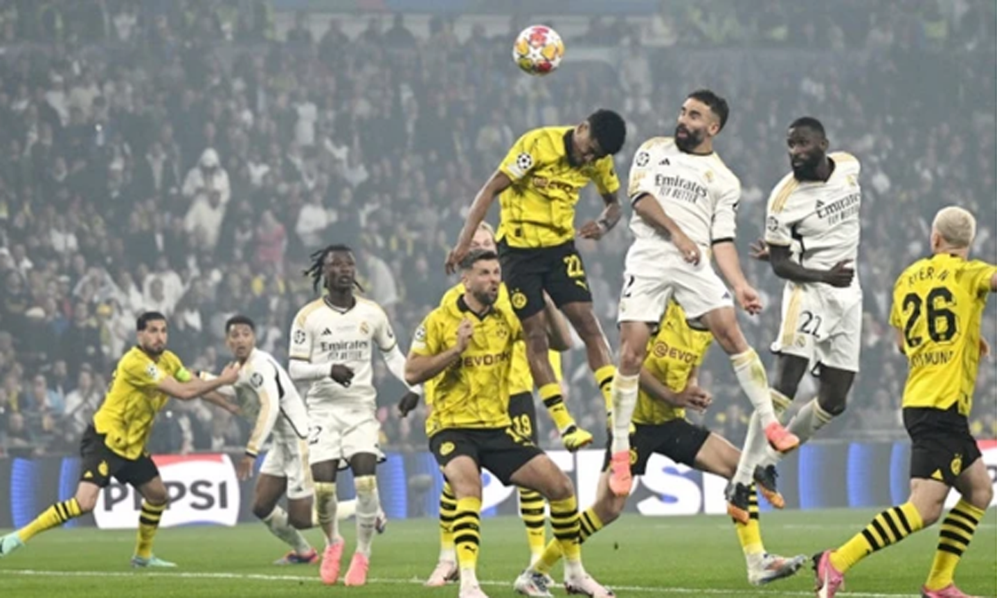 Dani Carvajal đánh đầu ghi bàn dẫn trước cho Real Madrid ở phút 74.