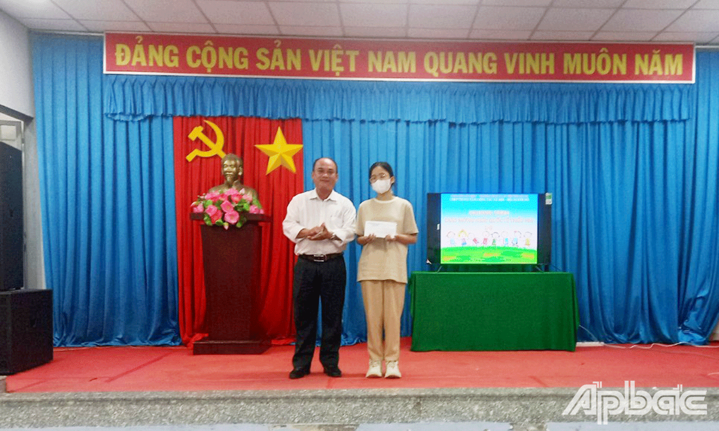 Tặng thưởng cho các em thiếu nhi tại buổi họp mặt ngày Quốc tế Thiếu nhi