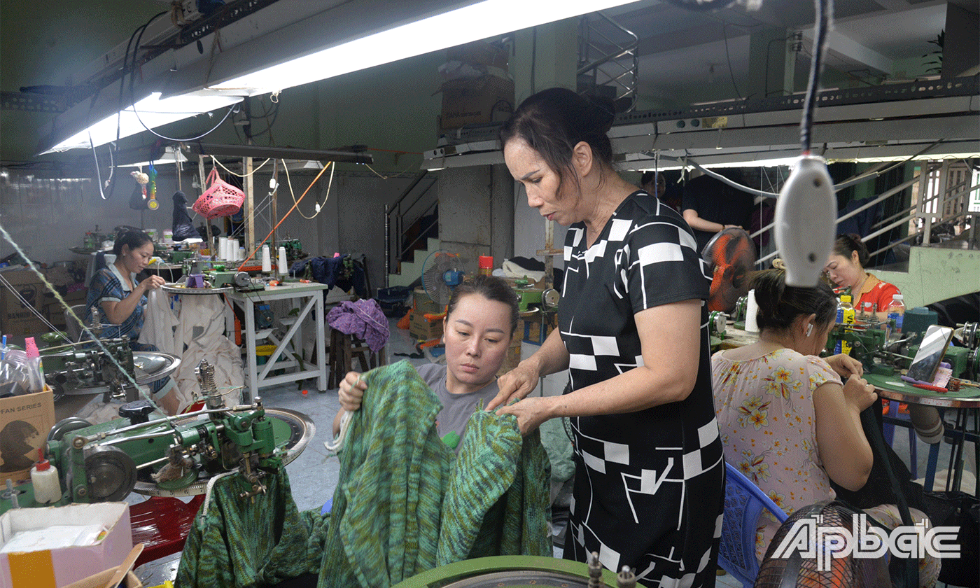 Chị Võ Thị Diệp kiểm tra sản phẩm.