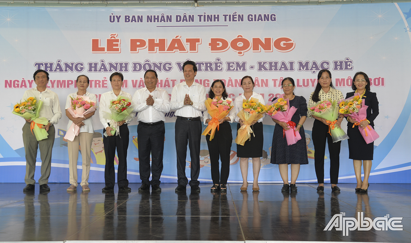 Lãnh đạo Hội đồng Bảo trợ và chăm sóc trẻ em tỉnh tiếp nhận kinh phí ủng hộ Quỹ Bảo trợ trẻ em tỉnh của các đơn vị, tổ chức, cá nhân