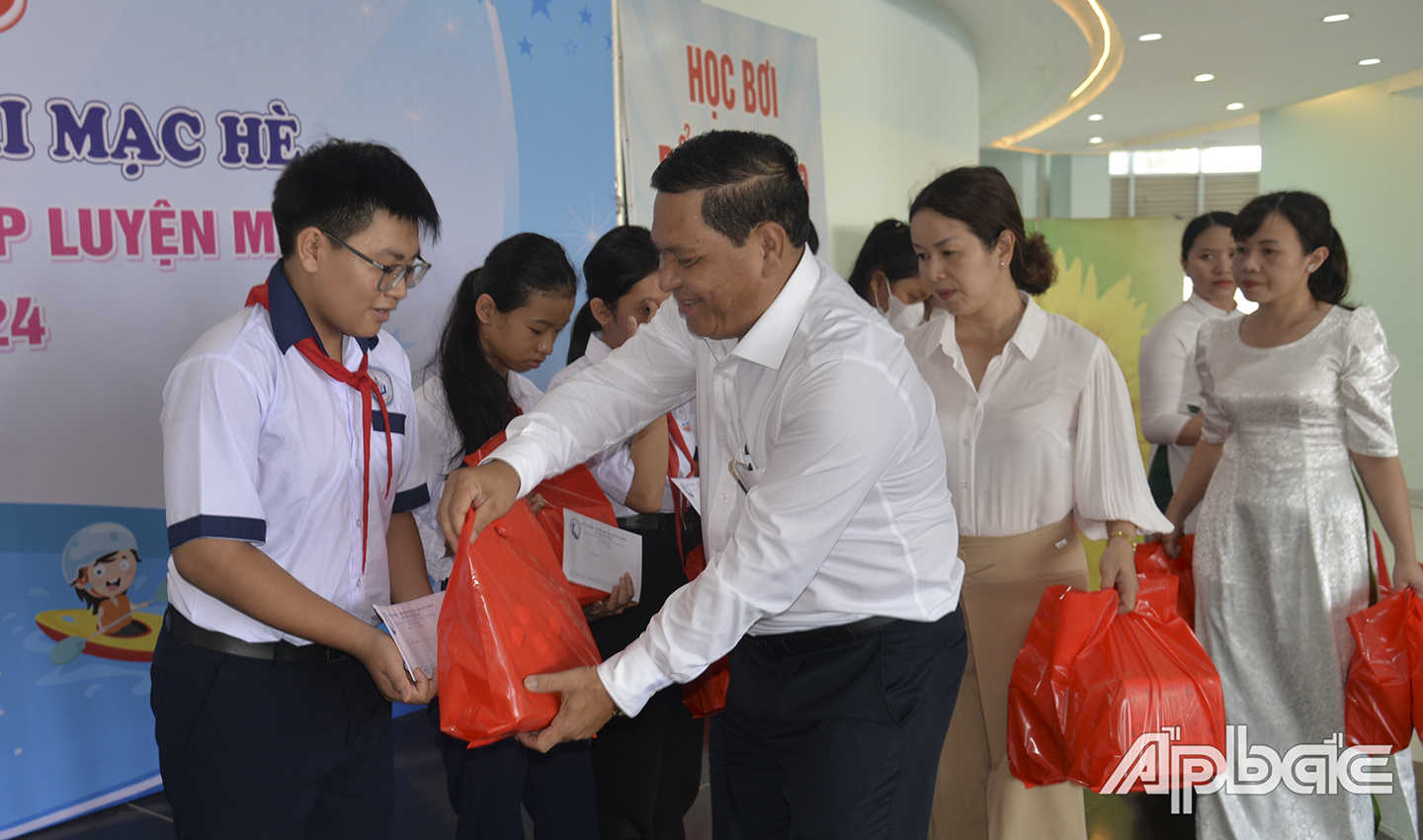 và đồng chí Lý Văn Cẩm, Tỉnh ủy viên, Giám đốc Sở LĐ-TB&XH, Phó Chủ tịch Thường trực Hội đồng bảo vệ, chăm sóc trẻ em tỉnh Tiền Giang