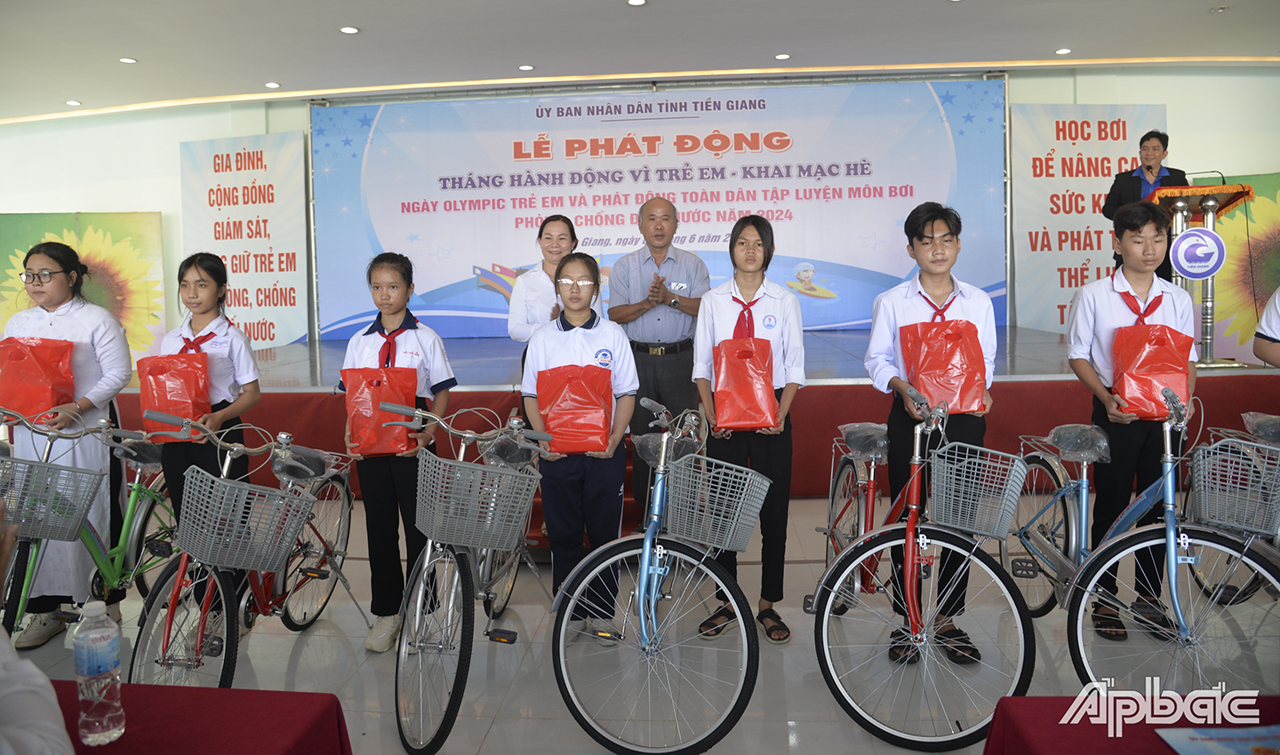 Trao xe đạp cho học sinh vượt khó