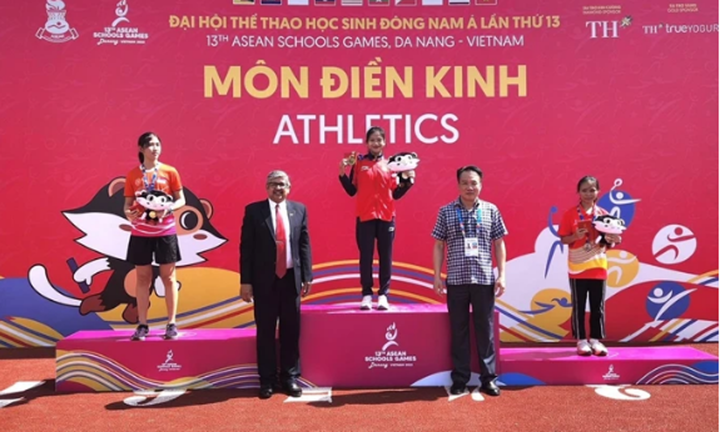 Tấm HCV đầu tiên của Đoàn thể thao học sinh Việt Nam thuộc về môn điền kinh. Ảnh: AN ĐẶNG