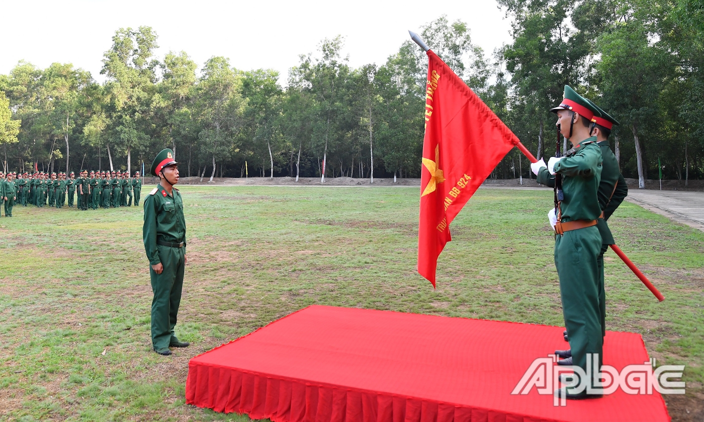 Chiến sĩ mới tuyên thệ dưới Quân kỳ Quyết thắng.