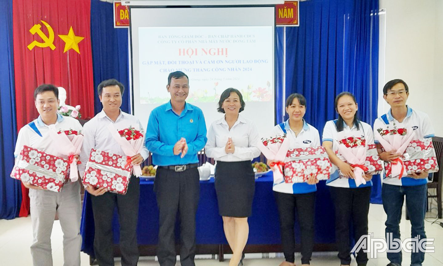 Phó Chủ tịch Thường trực LĐLĐ tỉnh Hoàng Khắc Tinh và đại diện lãnh đạo Công ty Cổ phần Nhà máy nước Đồng Tâm trao quà tri ân cho NLĐ của công ty.