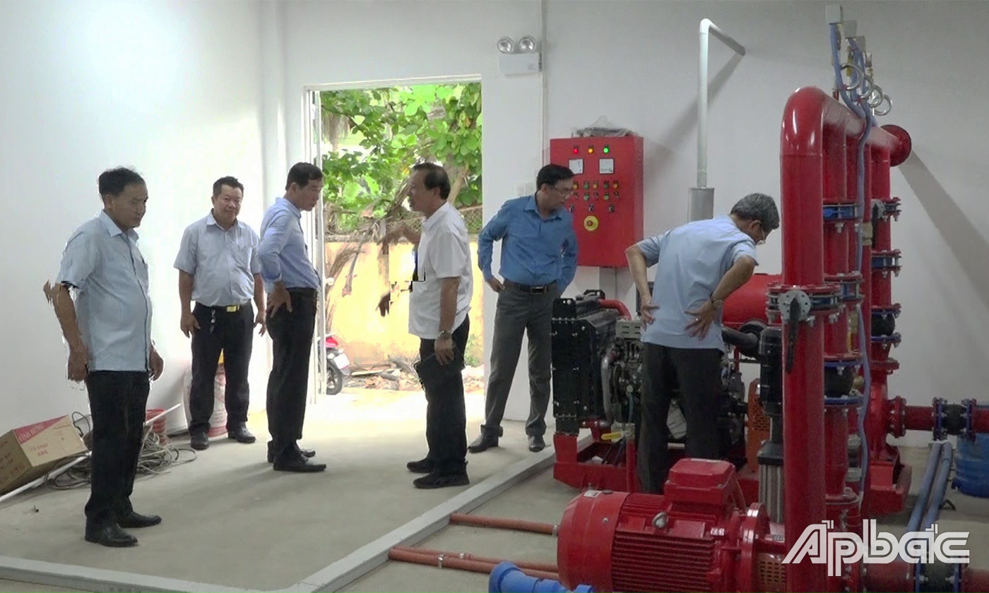 Đoàn cán bộ lãnh đạo UBND huyện nghiệm thu dự án đưa vào sử dụng