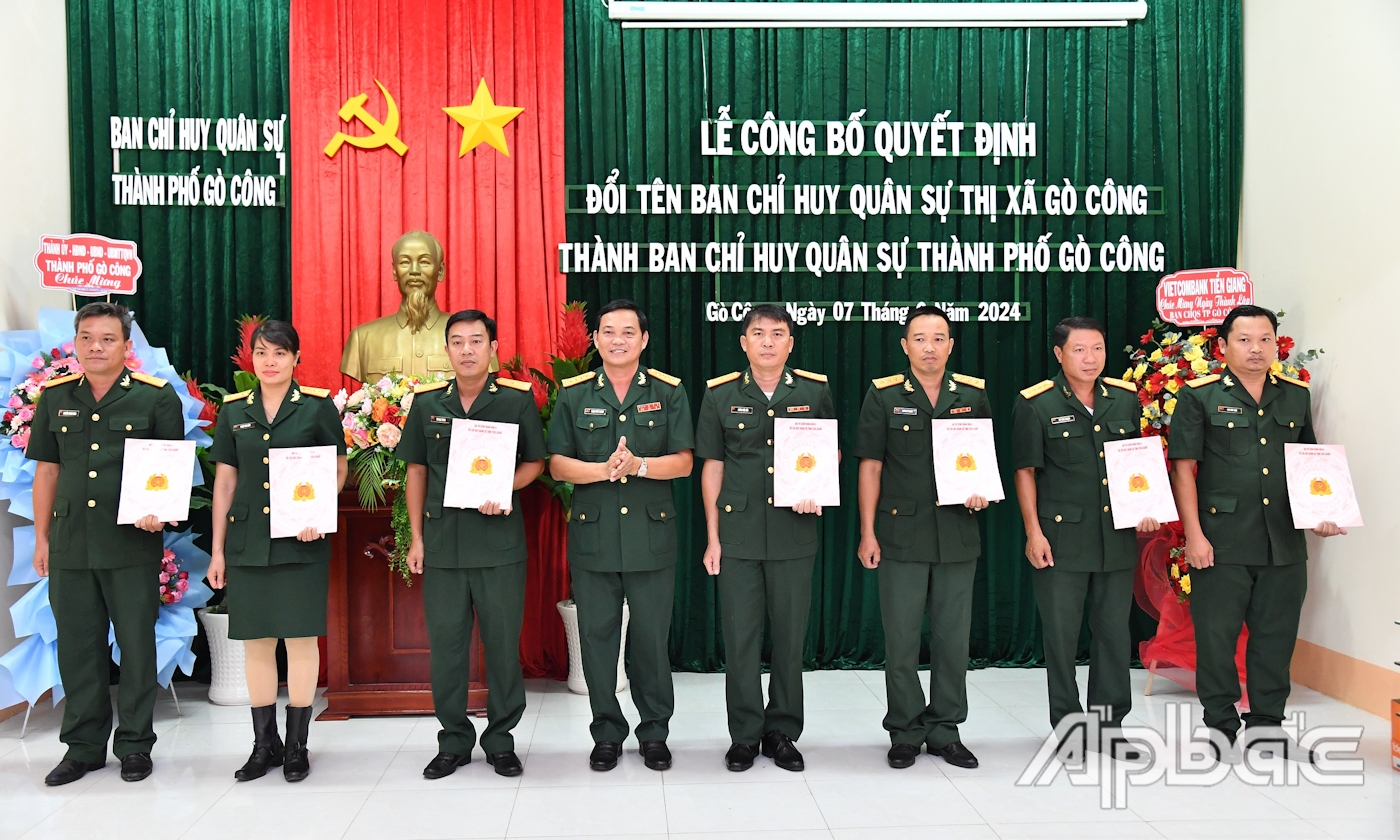 Đồng chí Đại tá Phạm Văn Thanh, Ủy viên Ban Thường vụ Tỉnh ủy, Chỉ huy trưởng Bộ CHQS tỉnh Tiền Giang trao Quyết định điều động, 2 bổ nhiệm cho cán bộ Quân nhân chuyên nghiệp thuộc Ban CHQS TP. Gò Công.