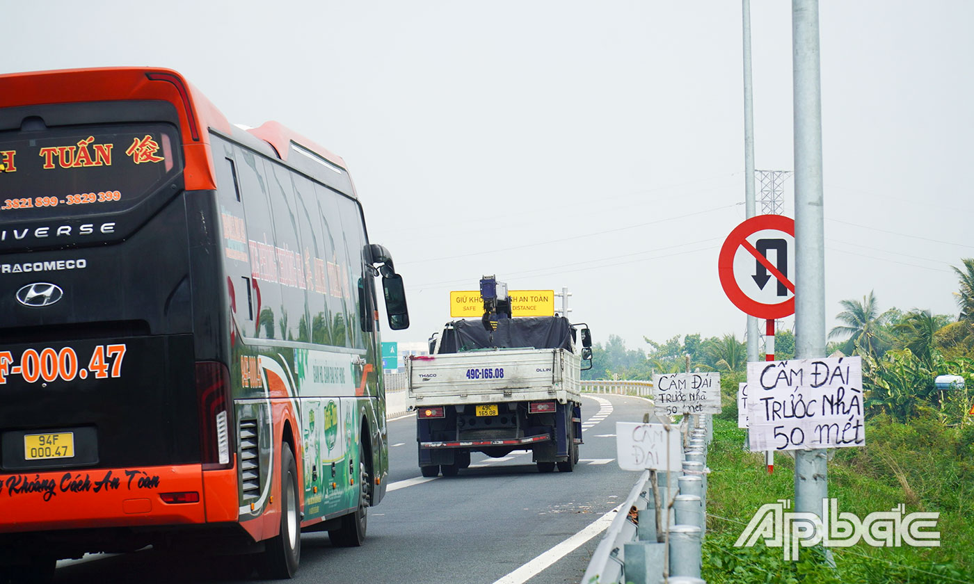 Một loạt biển báo được người dân gắn trên cao tốc.