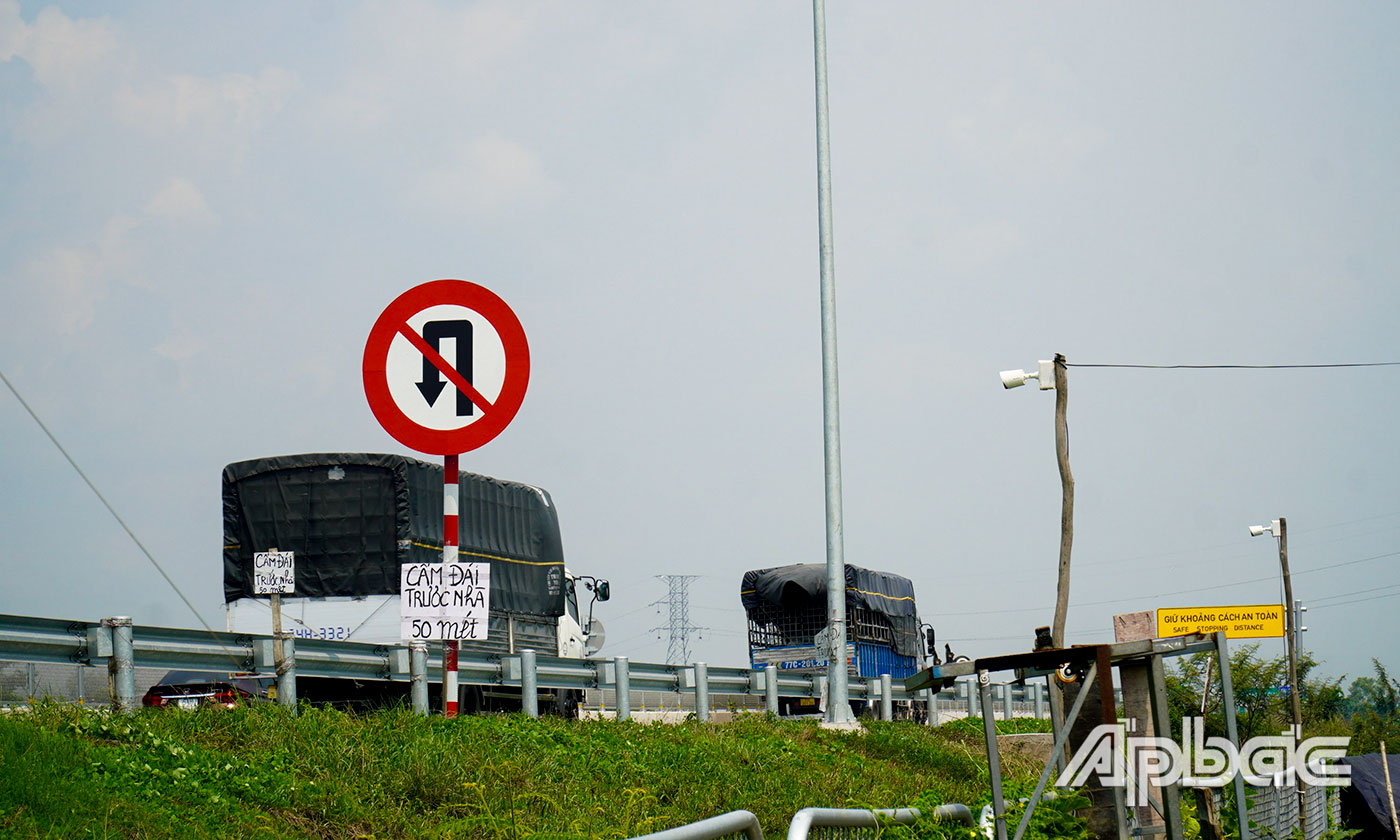 Người dân lắp camera chĩa ra đường cao tốc để