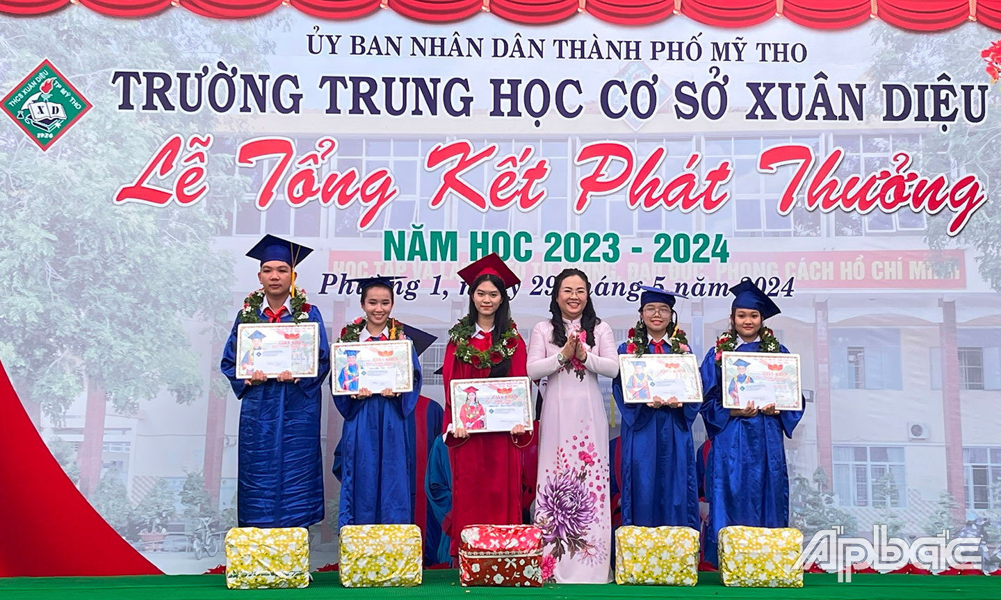 Ban Giám hiệu nhà trường khen thưởng học sinh đạt Nhất trường và Nhất các khối lớp.