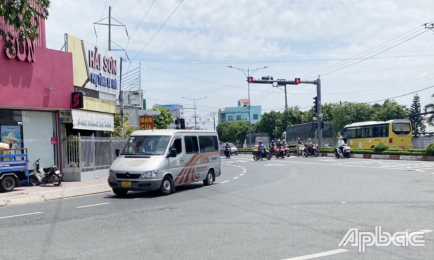 Ô tô được phép rẽ phải khi đèn đỏ.