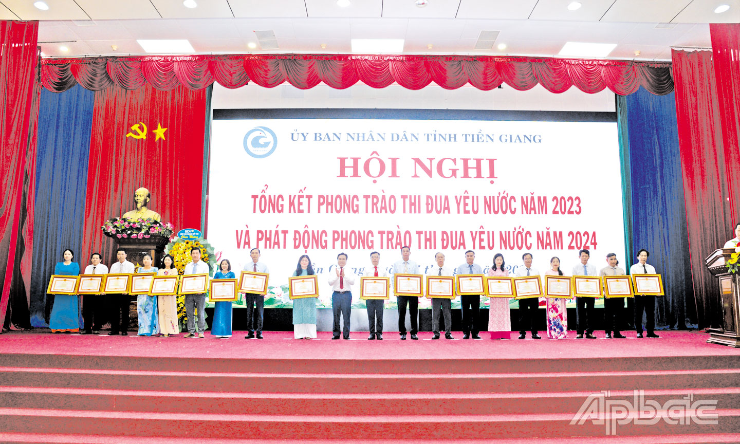 Đại diện lãnh đạo Sở VHTT&DL (thứ 3 từ phải sang) nhận Bằng khen của Thủ tướng Chính phủ tại Hội nghị tổng kết phong trào thi đua yêu nước năm 2023. Ảnh: HẠNH NGA