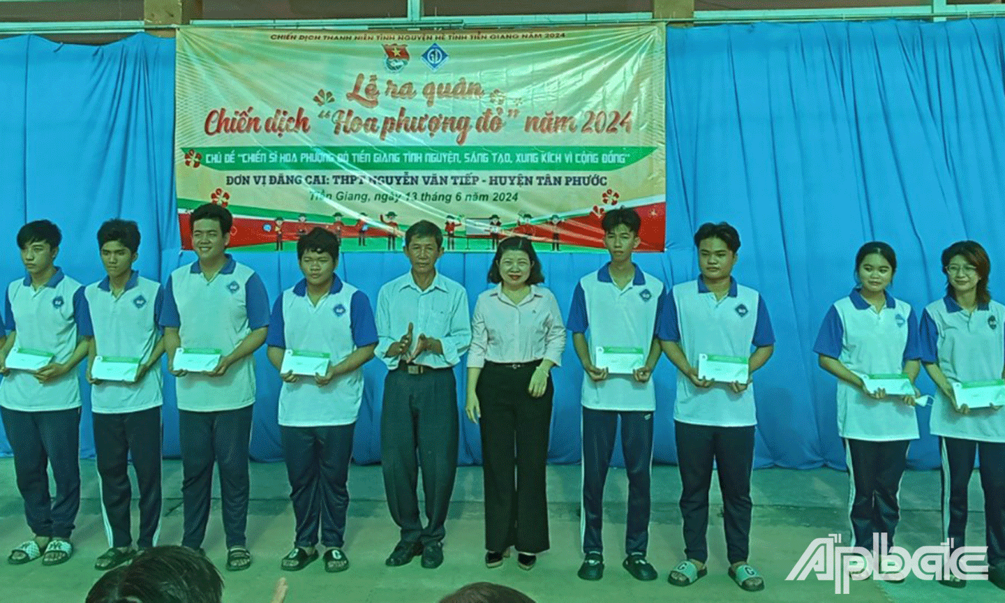 Ban Tổ chức trao tặng học bổng tiếp sức đến trường và tiếp sức mùa thi năm 2024.