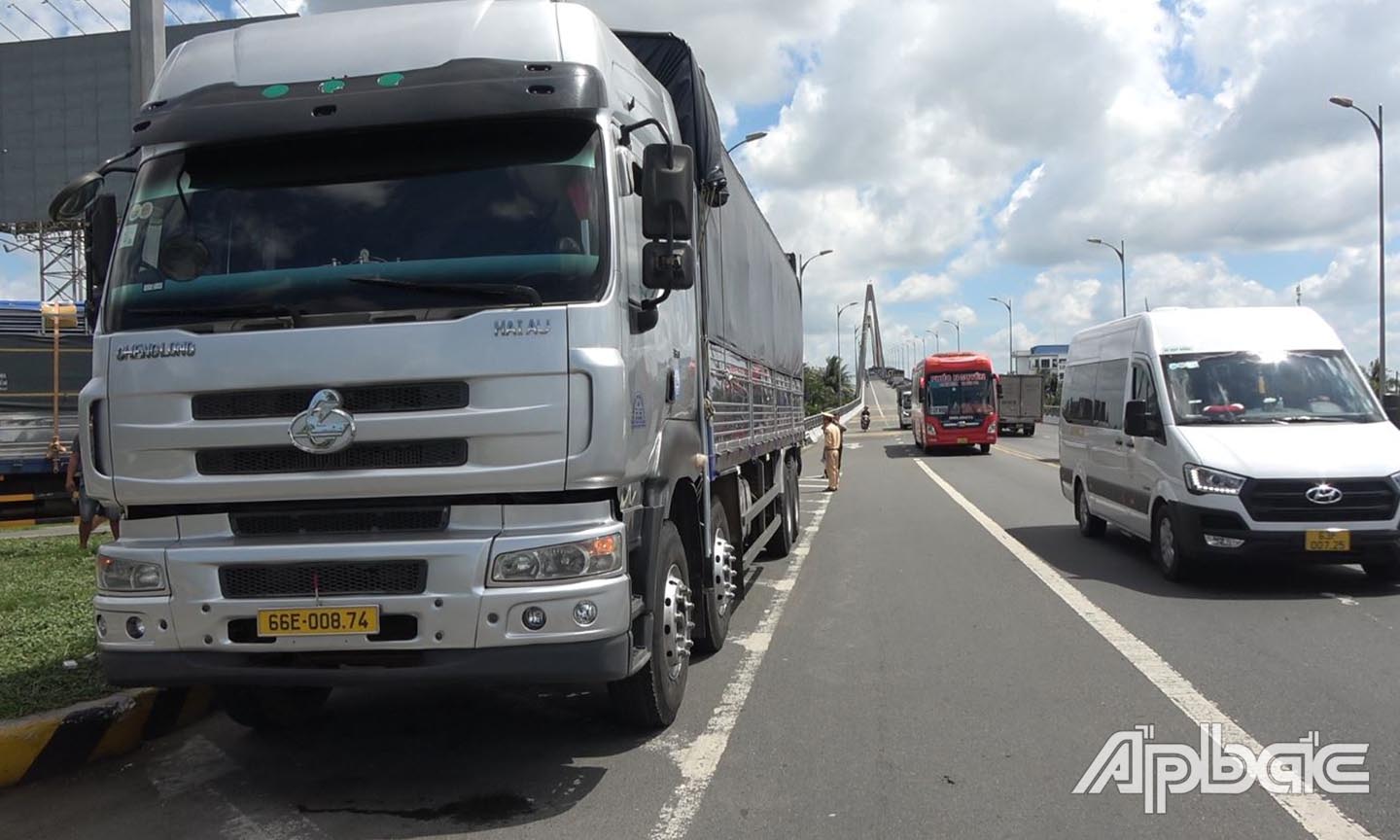 Phương tiện vi phạm bị lực lượng lượng Cảnh sát giao thông phát hiện, xử lý. Ảnh: Lê Hoài