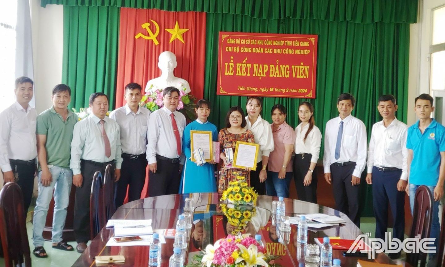 Chi bộ Công đoàn Các khu công nghiệp kết nạp 2 đảng viên mới. 