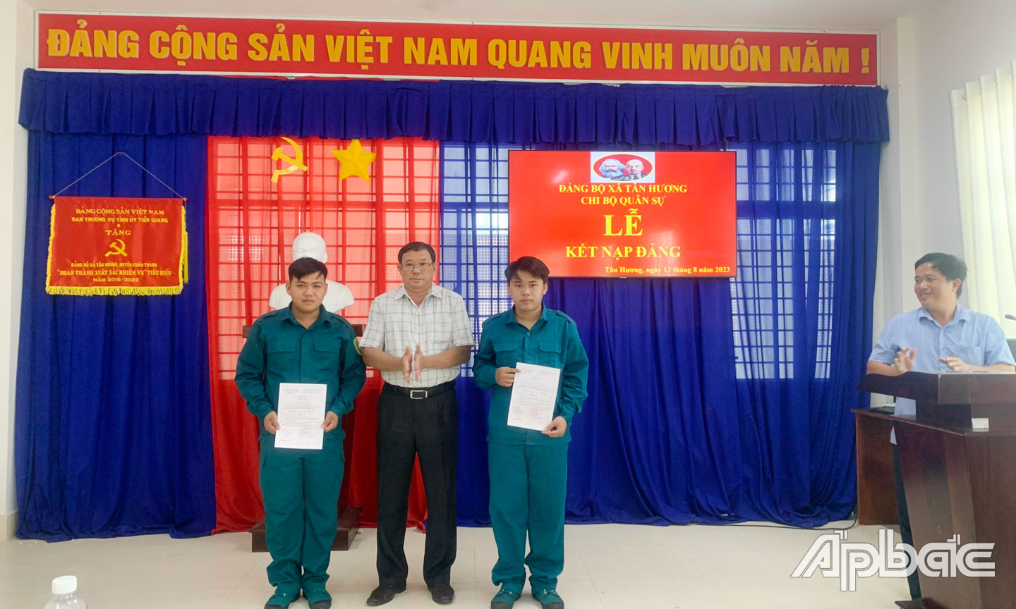 Đảng bộ xã Tân Hương kết nạp 2 đảng viên mới từ lực lượng dân quân.