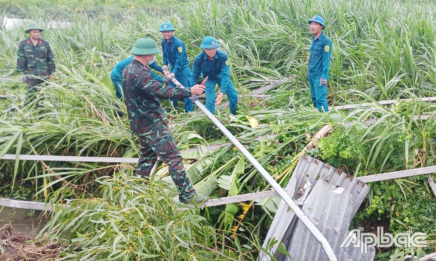 Ban Chỉ huy Quân sự huyện Chợ Gạo giúp dân khắc phục hậu quả dông lốc tại xã Bình Phục Nhứt.