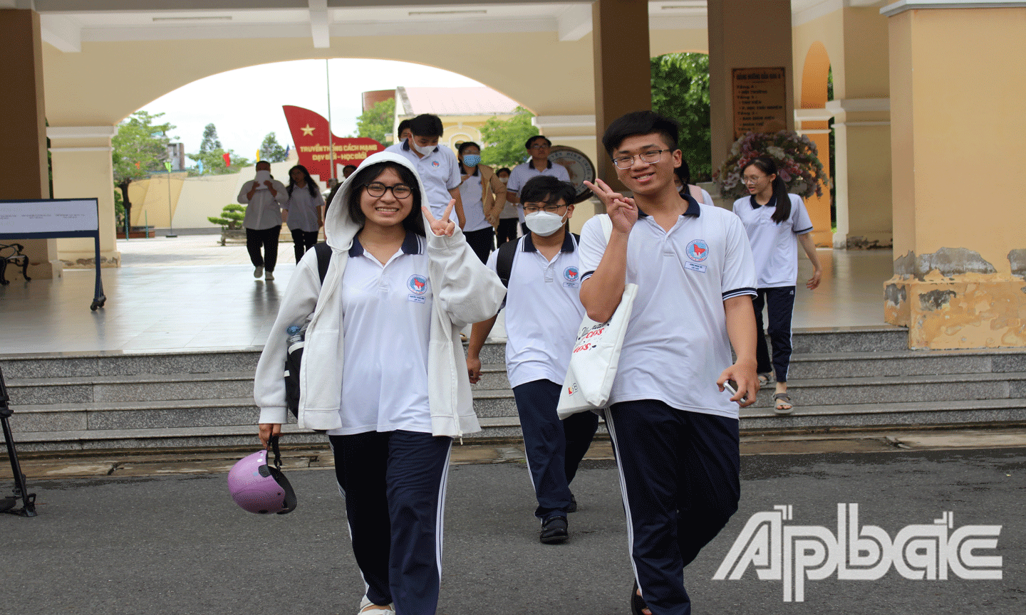 Ngày thi tốt nghiệp THPT năm 2024 tại Tiền Giang diễn ra an toàn, nghiêm túc, đúng quy chế, đề thi vừa sức, TS làm được bài, ảnh chụp tại điểm thi Trường THPT Nguyễn Đình Chiểu.