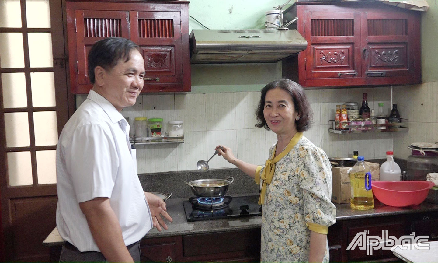 Vợ chồng bác sĩ Ngọc Vinh luôn cùng nhau san sẻ công việc cơ quan cũng như công việc gia đình.