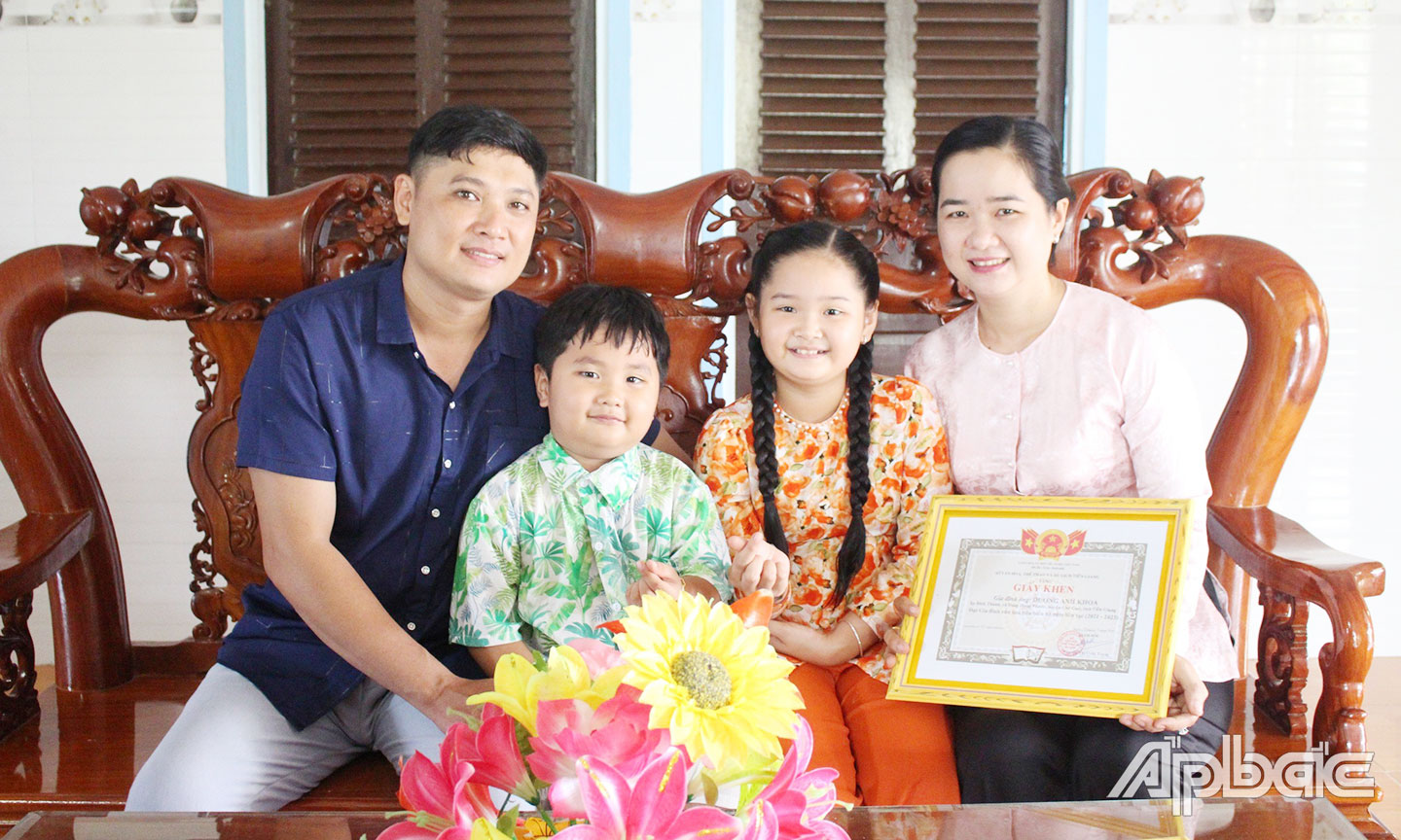 Vợ chồng anh Khoa luôn biết cách “giữ lửa” hạnh phúc gia đình.