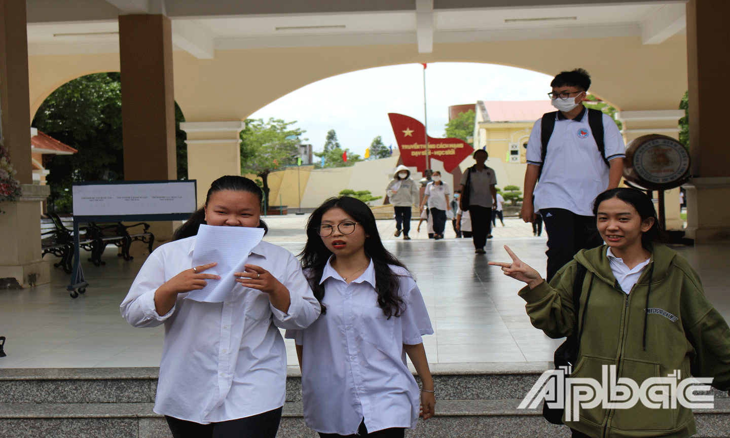 Thí sinh kết thúc bài thi tổ hợp sáng 28-6. Ảnh chụp điểm thi Trường THPT Nguyễn Đình Chiểu.