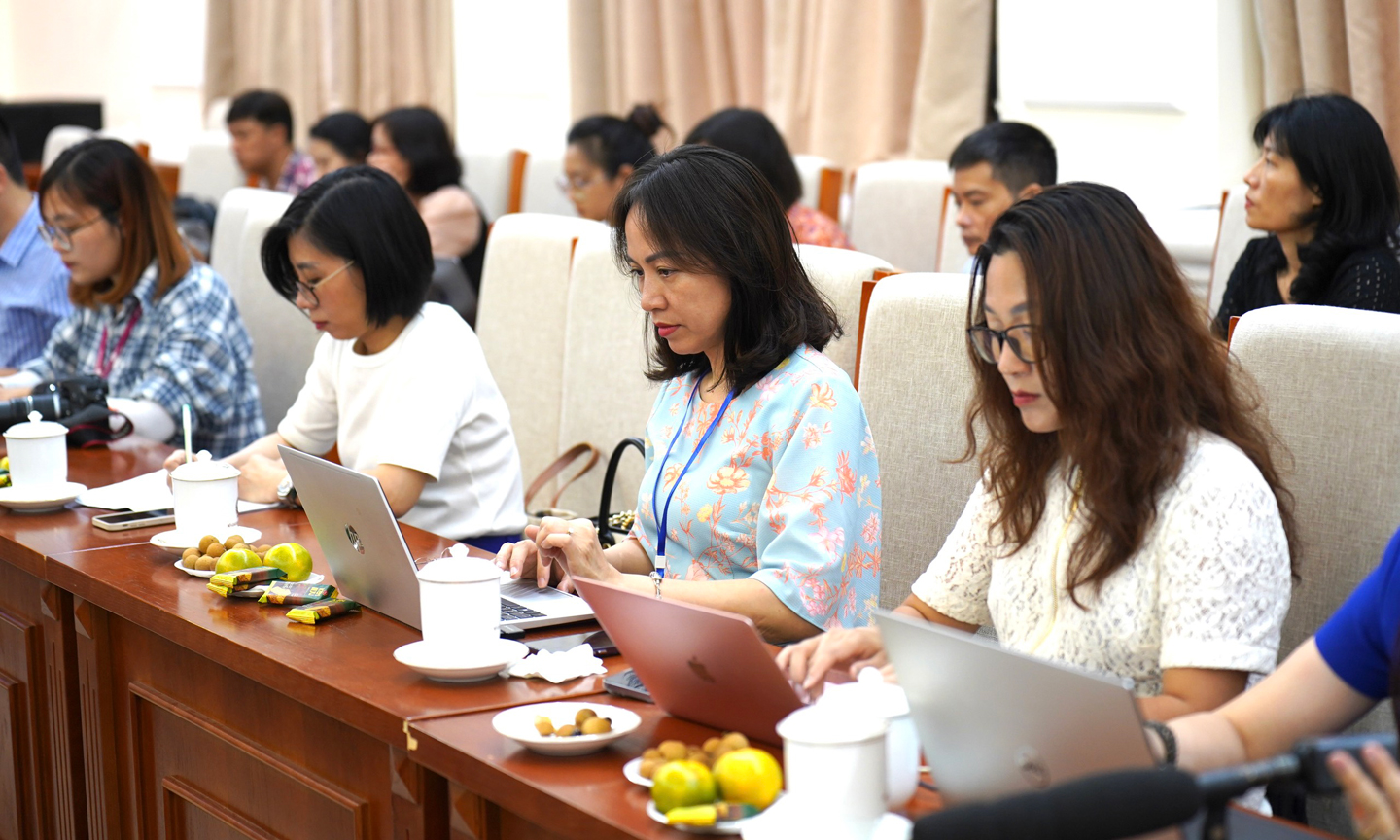 Đông đảo các nhà báo tham dự buổi họp.