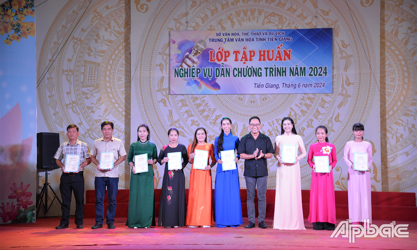 Trao giấy chứng nhận cho các học viên