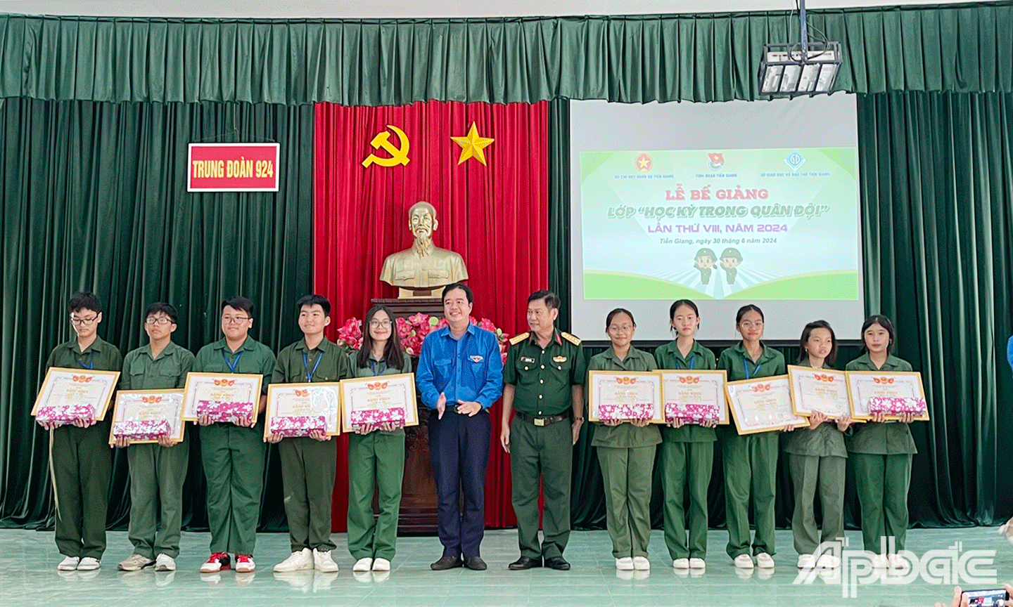 Ban tổ chức khen thưởng cho học viên có thành tích tiêu biểu trong lớp học năm 2024.