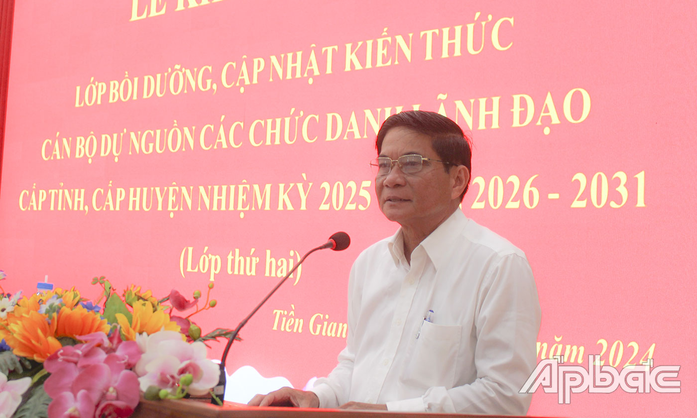 Đồng chí Nguyễn Văn Nhã, Ủy ban Ban Thường vụ, Trưởng Ban tổ chức Tỉnh ủy phát biểu tại Lễ khai giảng.