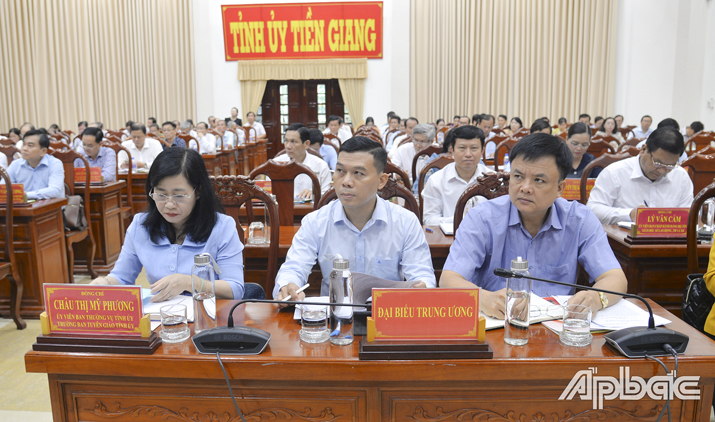 Lãnh đạo tỉnh và cơ quan trung ương dự hội nghị Ban chấp hành Đảng bộ tỉnh lần thứ 19