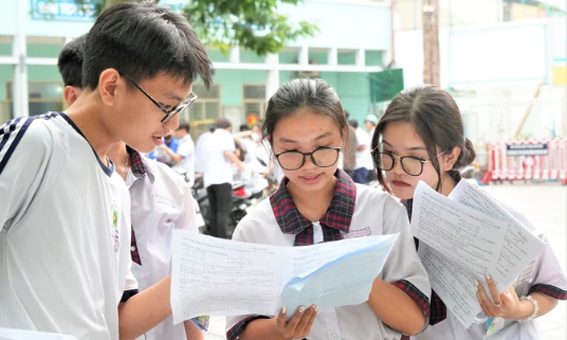 Thí sinh đối chiếu bài làm môn Toán sau giờ thi tại điểm thi Trường THCS Colette (quận 3, TPHCM). Ảnh: HOÀNG HÙNG