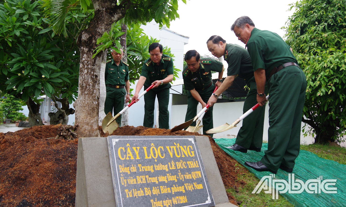 Trung tướng Lê Đức Thái và lãnh đạo Bộ Chỉ huy BĐBP Tiền Giang trồng cây lưu niệm tại Bộ Chỉ huy BĐBP tỉnh. 