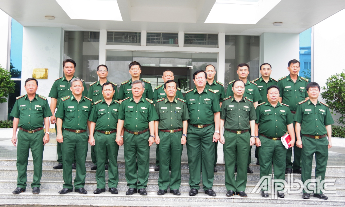 Trung tướng Lê Đức Thái chụp ảnh lưu niệm cùng với cán bộ của đơn vị. 