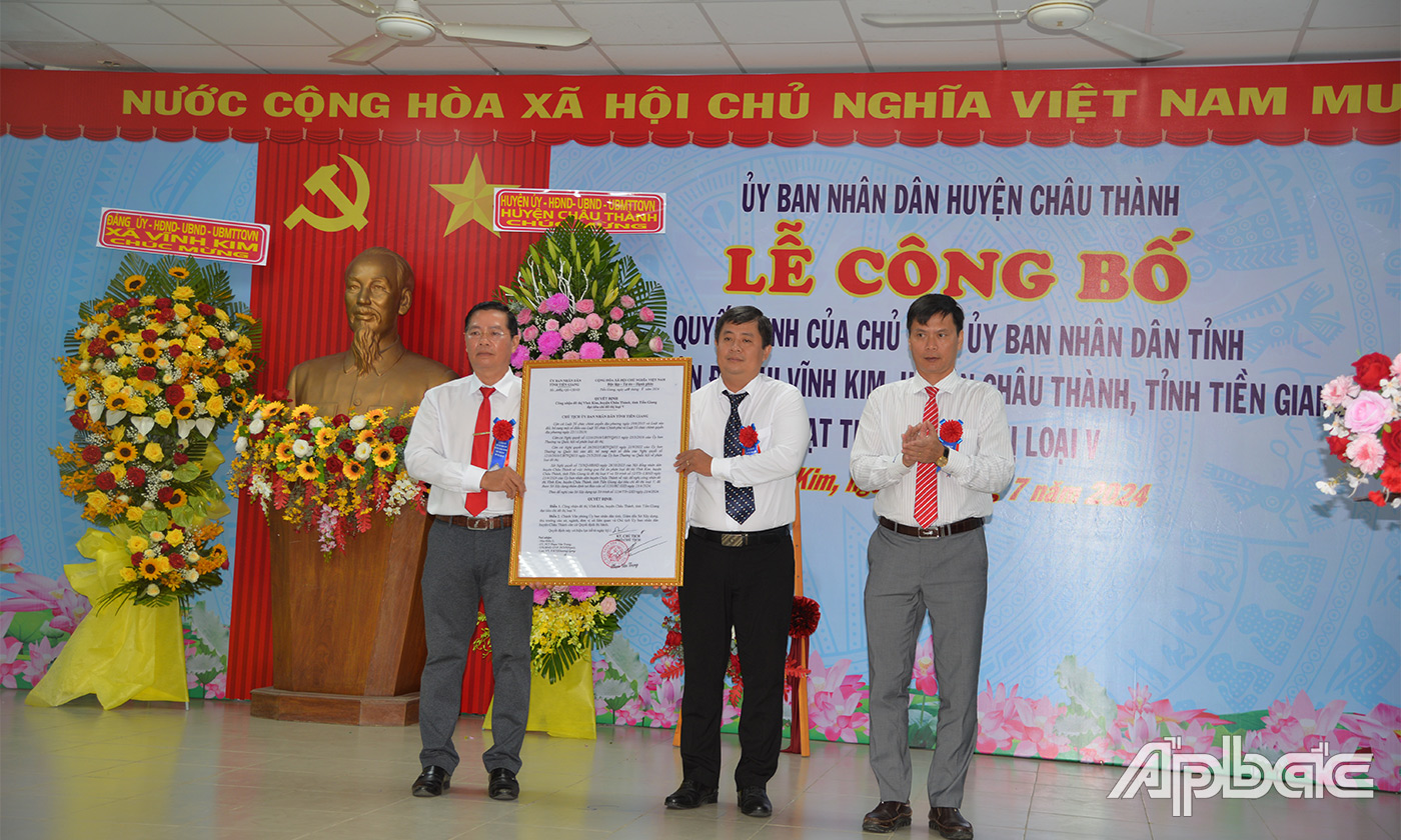 Giám đốc Sở Xây dựng Hà Thiện Ý trao Bằng công nhận xã Vĩnh Kim đạt chuẩn đô thị loại V        