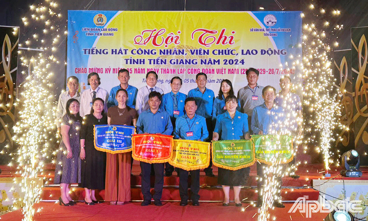 Ban Tổ chức trao giải cho các đơn vị đoạt giải.