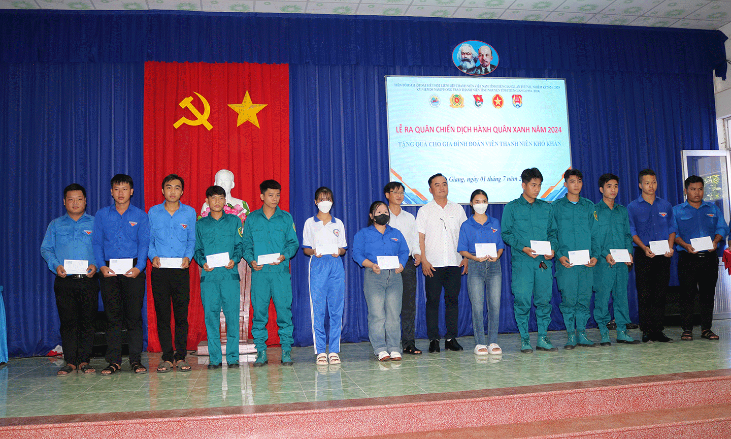 Bí thư Đảng ủy và nhà tài trợ trao quà cho đoàn viên và lực lượng dân quân Thị trấn Bình Phú. 