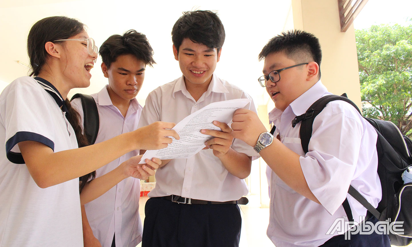 Thí sinh dự thi tuyển sinh lớp 10 năm 2024 tại điểm thi Trường THPT Chuyên Tiền Giang.