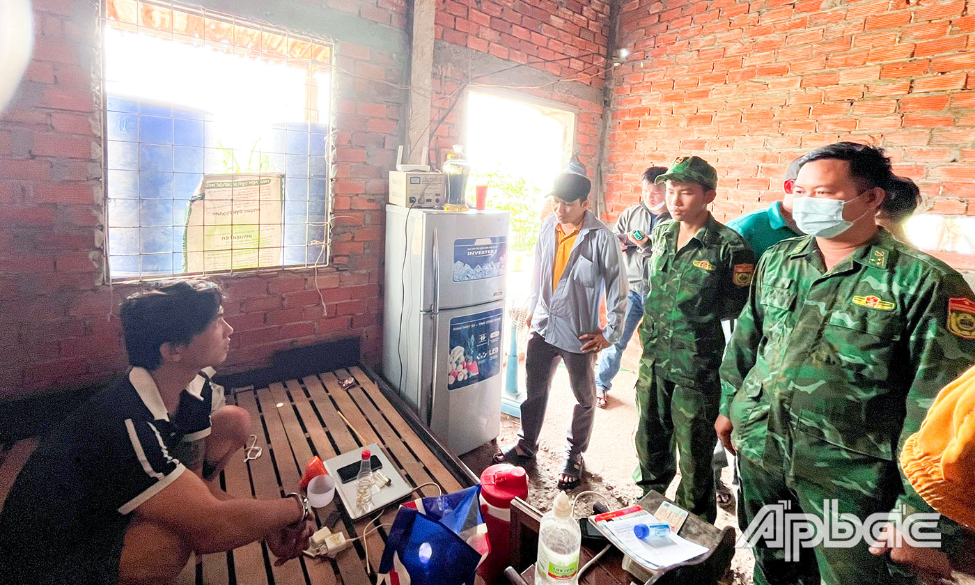 Lực lượng phối hợp kiểm tra tại hiện trường căn chòi nuôi tôm.