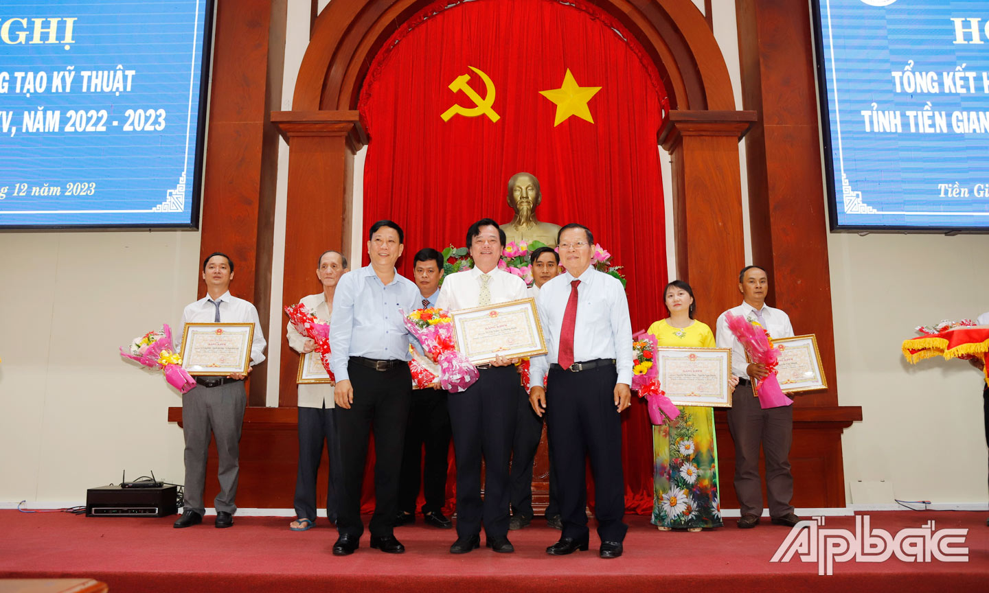 GS.TS.BS. Tạ Văn Trầm tại Lễ tổng kết và trao giải Hội thi Sáng tạo kỹ thuật tỉnh Tiền Giang lần thứ XV, năm 2022 – 2023.