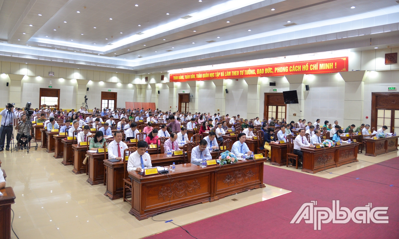 Đại biểu tham dự kỳ họp.