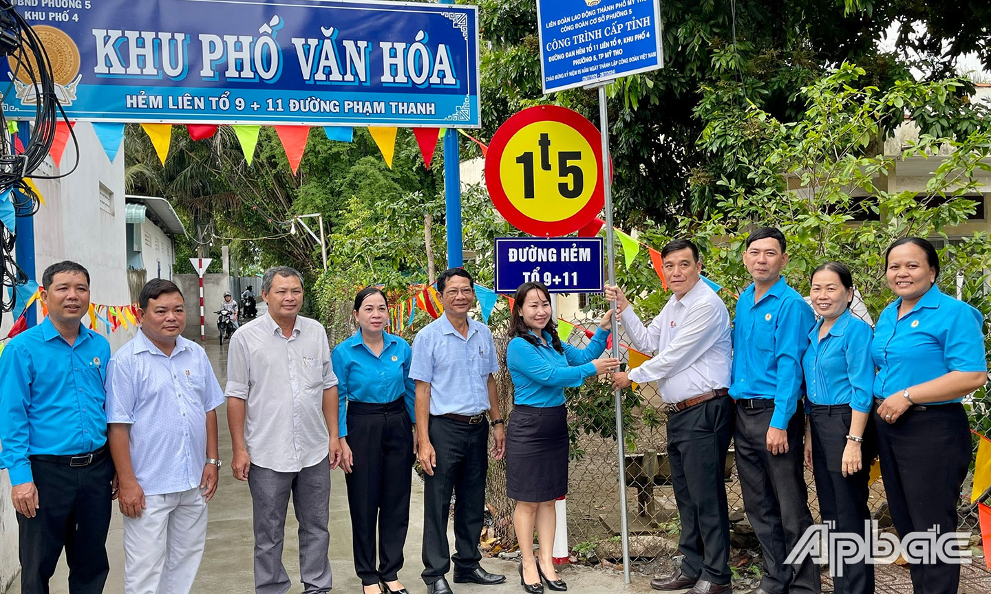 Đại biểu thực hiện nghi thức gắn biển công trình.