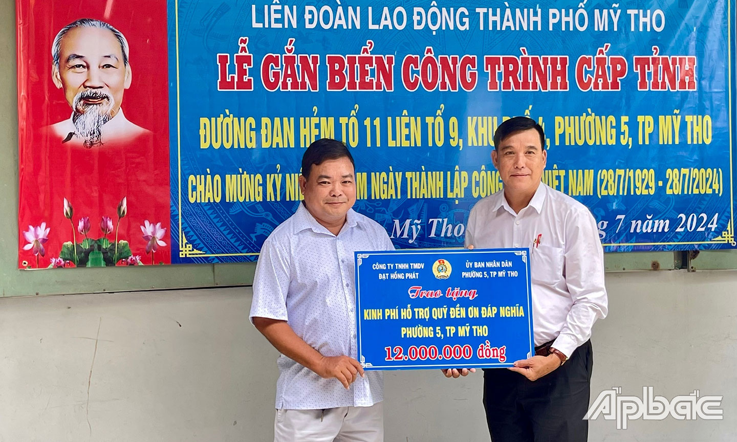 Trao tặng kinh phí hỗ trợ Quỹ “Đền ơn đáp nghĩa” cho UBND phường 5.