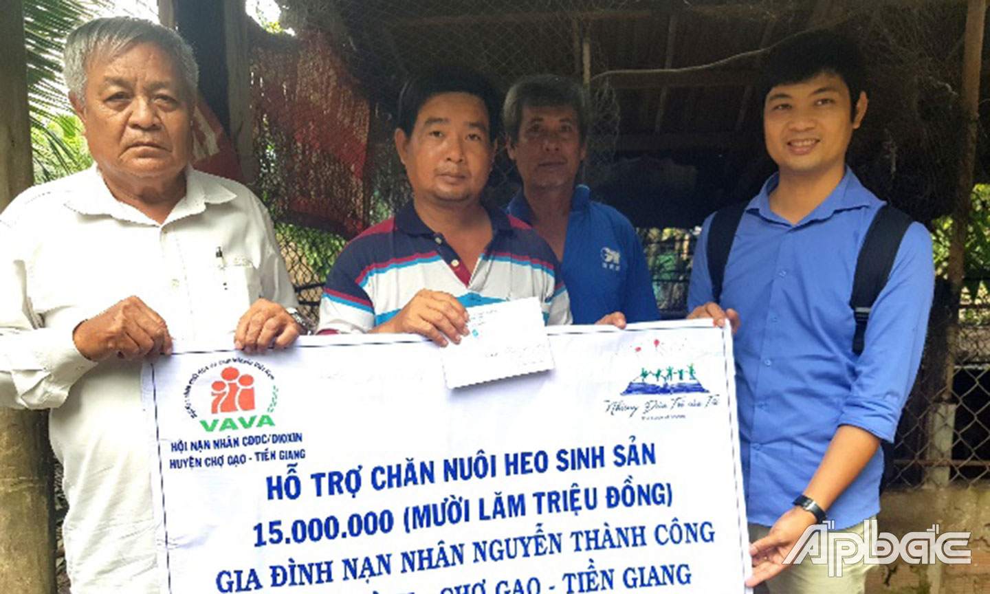 Hội NNCĐDC huyện Chợ Gạo và nhà tài trợ trao vốn nuôi heo sinh sản cho hộ ông Nguyễn Thành Công, NNCĐDC xã Song Bình.
