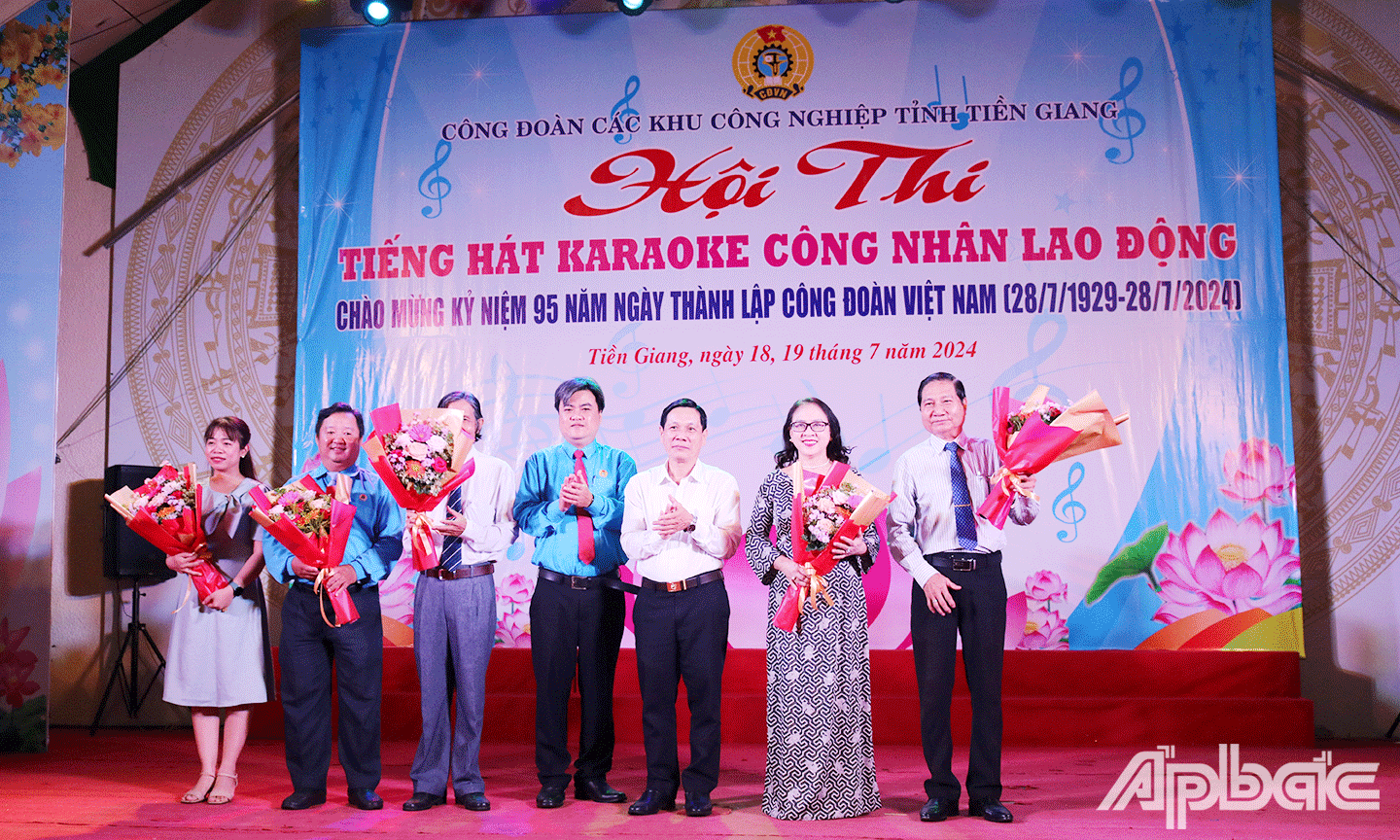 Ban giám khảo Hội thi tiếng hát Karaoke công nhân lao động lần thứ XVIII